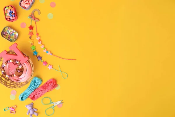 Çocuğun Yapımı Mücevher Takımı Renkli Boncuklar Bilezikler Turuncu Arka Planda — Stok fotoğraf