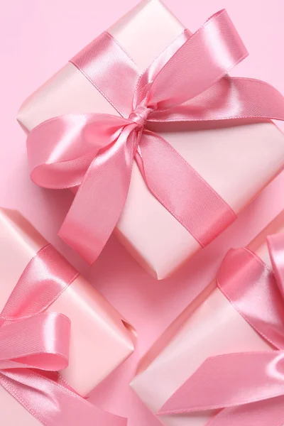 粉色背景漂亮礼品盒 — 图库照片