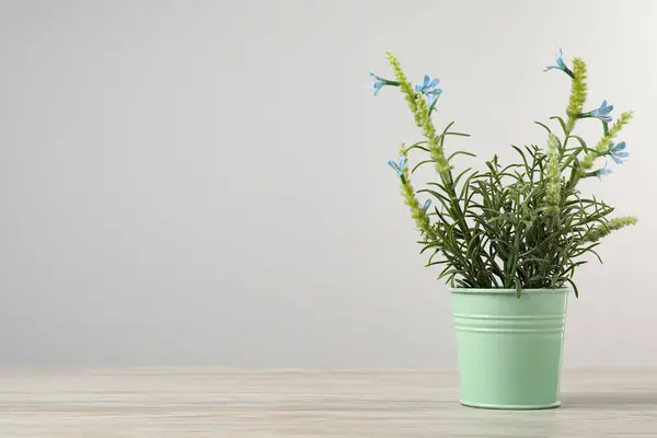 Belle Plante Artificielle Pot Fleurs Sur Table Bois Sur Fond — Photo