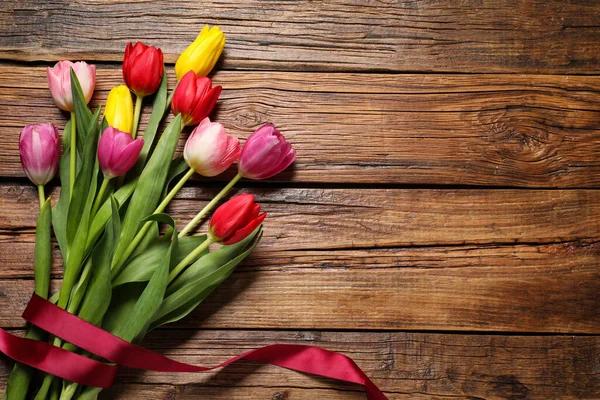 Krásné Barevné Tulipánové Květiny Stuha Dřevěném Stole Plochý Ležel Mezera — Stock fotografie