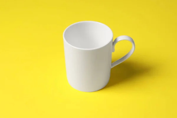 黄色の背景に白いセラミックマグカップ1つ — ストック写真