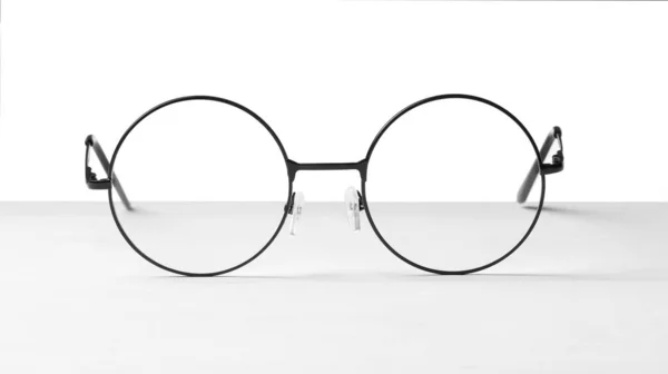 Óculos Redondos Com Moldura Metal Mesa Contra Fundo Branco — Fotografia de Stock
