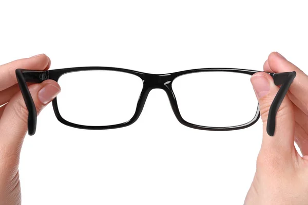 Beyaz Arka Planda Siyah Çerçeveli Şık Gözlükler Tutan Kadın Yakın — Stok fotoğraf