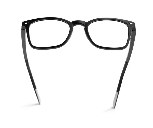 白に隔離された黒いフレームを持つスタイリッシュなメガネのペア — ストック写真