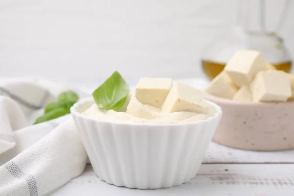 Lezzetli Tofu Sosu Fesleğen Yaprakları Beyaz Ahşap Masada Yakın Plan — Stok fotoğraf