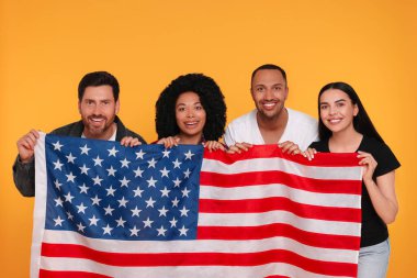 4 Temmuz - ABD 'nin Bağımsızlık Günü. Sarı arka planda Amerikan bayrağı olan mutlu arkadaşlar