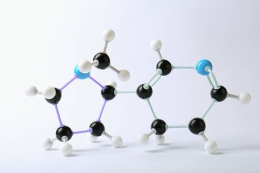 Beyaz arka planda nikotin molekülü. Kimyasal model