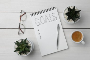 Planlama konsepti. Düz kompozisyon, beyaz tahta masa üzerinde boş hedef listesi ve gözlük ile yatıyordu