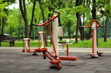 Adımları, hortumları ve sörfçüleri olan boş bir spor salonu