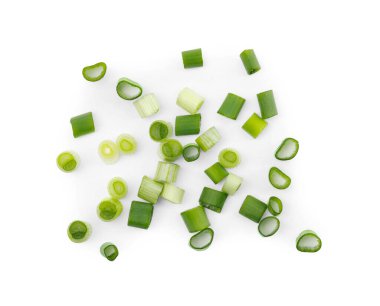 Beyaz arka planda doğranmış taze soğan, üst manzara.