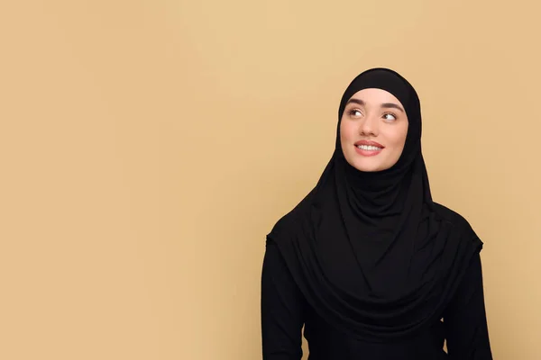 米色背景的头巾穆斯林妇女的画像 文字空间 — 图库照片