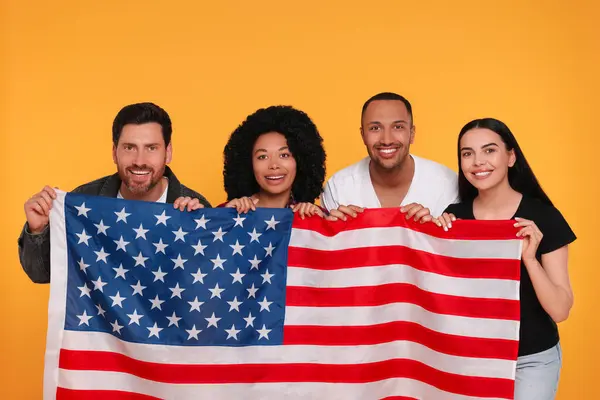 Julio Día Independencia Estados Unidos Amigos Felices Con Bandera Americana —  Fotos de Stock