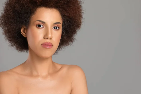 Retrato Bela Jovem Com Maquiagem Glamourosa Fundo Cinza Espaço Para — Fotografia de Stock