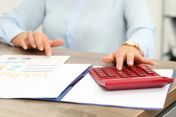 Accountant Using Calculator Wooden Desk Office Closeup — Stock Photo, Image