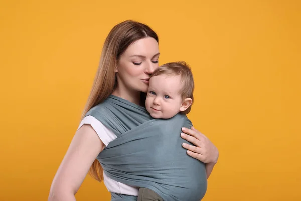 Mor Håller Sitt Barn Baby Wrap Orange Bakgrund — Stockfoto