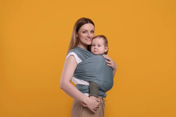 Mor Håller Sitt Barn Baby Wrap Orange Bakgrund — Stockfoto