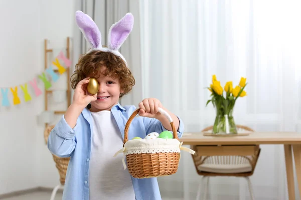 Счастливый Мальчик Милых Кроличьих Ушах Повязка Покрывает Глаза Пасхальным Яйцом — стоковое фото