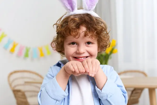 Osterfest Glücklicher Junge Mit Niedlichen Hasenohren Stirnband Drinnen — Stockfoto