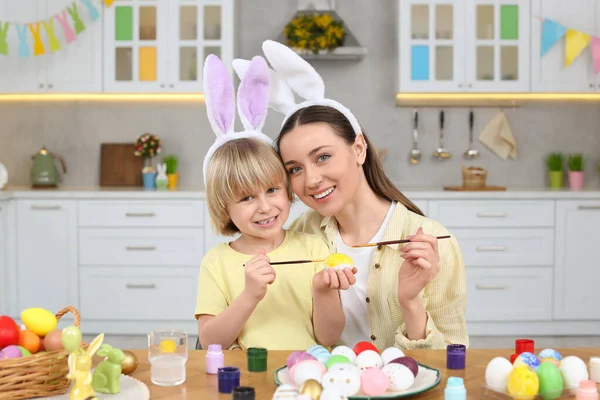 Anne Tatlı Oğlu Mutfakta Paskalya Yumurtası Boyuyor — Stok fotoğraf