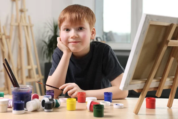 Kleine Jongen Aan Tafel Aan Het Schilderen Studio Ezel Gebruiken — Stockfoto