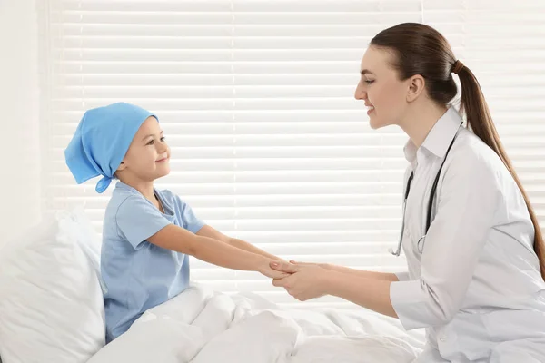 Childhood Cancer Doctor Little Patient Hospital — Stock Photo, Image