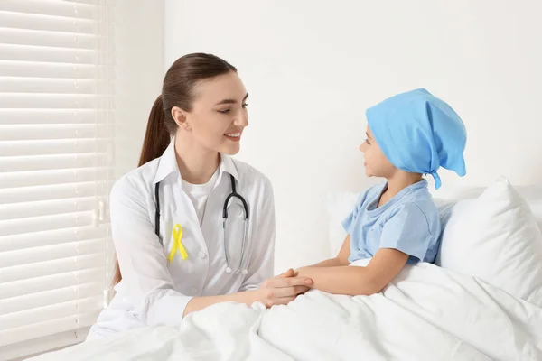 Cáncer Infantil Médico Pequeño Paciente Hospital — Foto de Stock