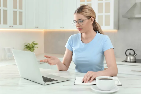 Home Workplace Woman Talking Videochat Laptop Marble Desk Kitchen — Stock Photo, Image