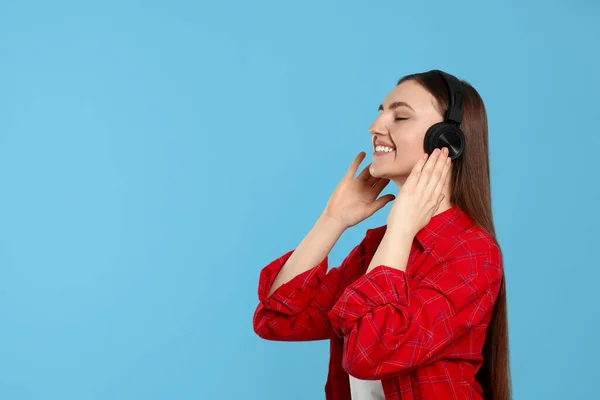 Ευτυχισμένη Γυναίκα Ακουστικά Απολαμβάνοντας Μουσική Γαλάζιο Φόντο Χώρος Για Κείμενο — Φωτογραφία Αρχείου
