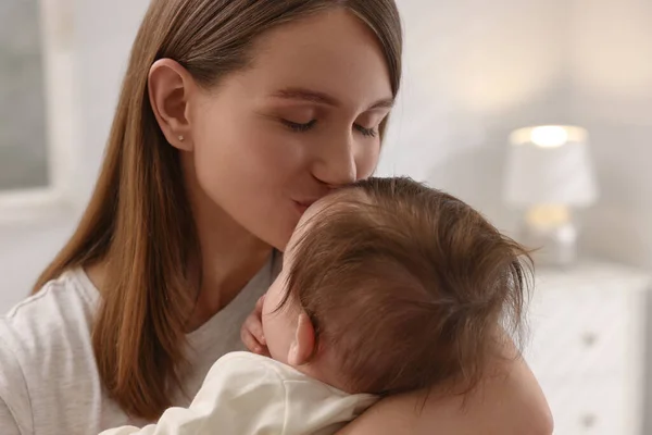 Gelukkig Moeder Zoenen Haar Kleine Baby Thuis Closeup — Stockfoto