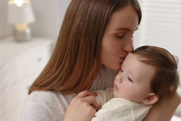 Boldog Anya Csókolgatja Kisbabáját Otthon Közelről — Stock Fotó