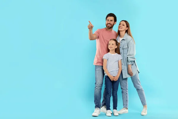 Família Feliz Fundo Azul Claro Espaço Para Texto — Fotografia de Stock