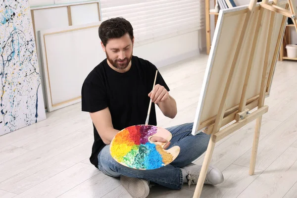 Homme Avec Pinceau Peinture Palette Atelier Utilisation Chevalet Pour Tenir — Photo