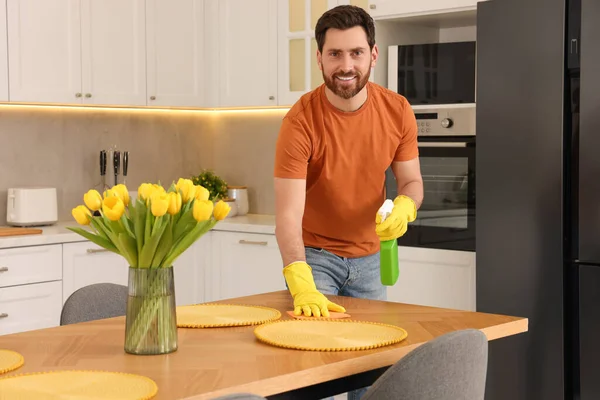 Bahar Temizliği Evdeki Mutfağı Toplayan Adam — Stok fotoğraf