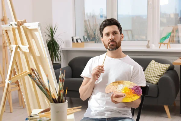 Pria Melukis Studio Menggunakan Musang Untuk Memegang Kanvas — Stok Foto