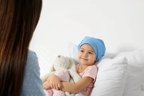 Cáncer Infantil Madre Hija Con Juguete Conejito Hospital —  Fotos de Stock