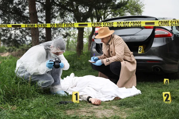 Investigador Criminólogo Trabajando Escena Del Crimen Con Cadáver Aire Libre —  Fotos de Stock