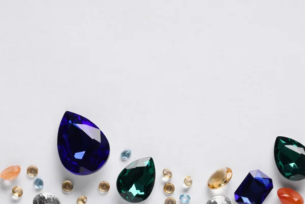 Beyaz Arka Planda Mücevherler Için Farklı Güzel Taşlar Üst Manzara — Stok fotoğraf