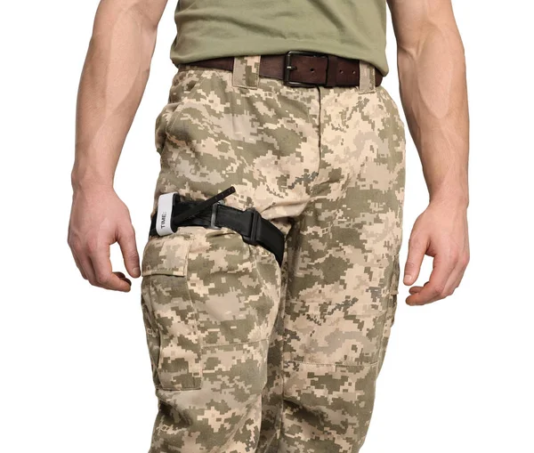 Soldat Militär Uniform Med Medicinsk Tryckförband Benet Mot Ljusgrå Bakgrund — Stockfoto