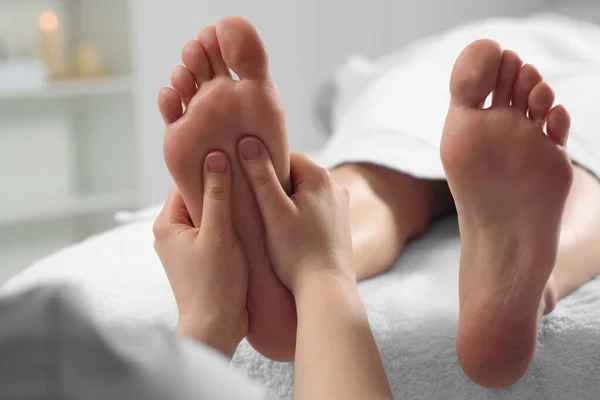 Kobieta Otrzymująca Masaż Stóp Salonie Spa Zbliżenie — Zdjęcie stockowe
