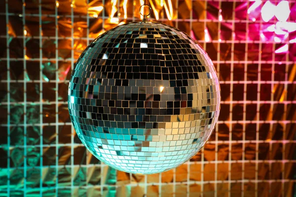 Boule Disco Brillante Contre Rideau Fête Feuille Sous Lumière Turquoise — Photo