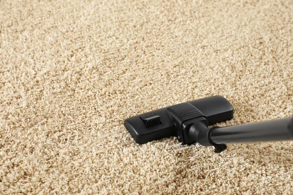 用现代真空吸尘器去除米黄色地毯上的污垢 案文的篇幅 — 图库照片