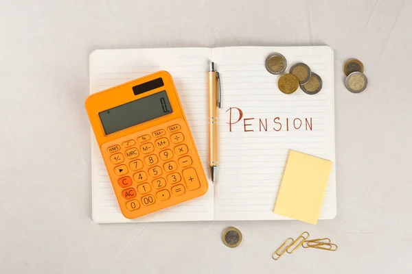 Kalkulačka Zápisník Slovem Pension Pero Mince Lepicí Bankovka Sponky Světle — Stock fotografie