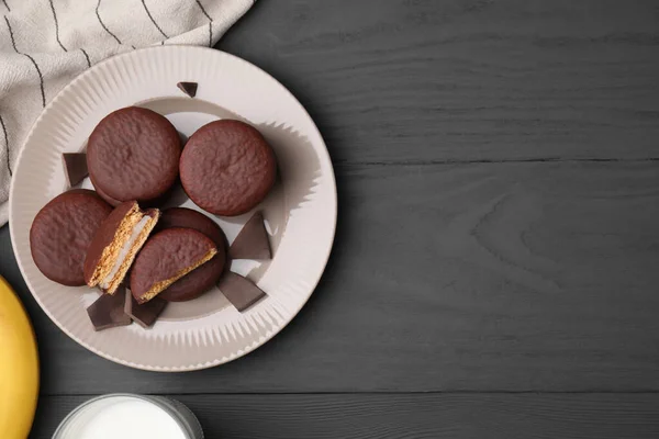 Вкусные Банановые Шоколадные Пироги Кусочки Шоколада Сером Деревянном Столе Плоский — стоковое фото