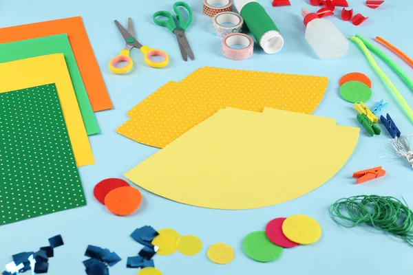 Verschiedene Materialien Und Papeterie Partyhüte Auf Hellblauem Hintergrund Kreieren Handgemachte — Stockfoto