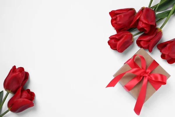 Schöne Geschenkschachtel Und Rote Tulpenblumen Auf Weißem Hintergrund Flach Gelegt — Stockfoto