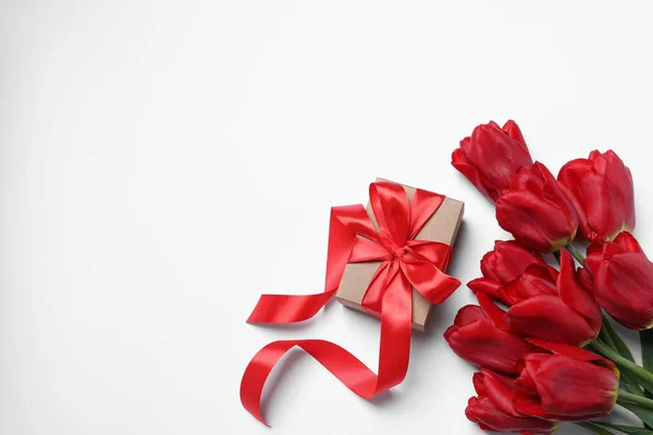 Прекрасна Подарункова Коробка Червоні Квіти Тюльпанів Білому Тлі Плоска Лежа — стокове фото