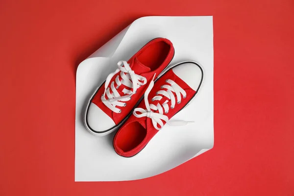 Par Zapatillas Clásicas Rojas Vieja Escuela Fondo Del Color Disposición —  Fotos de Stock