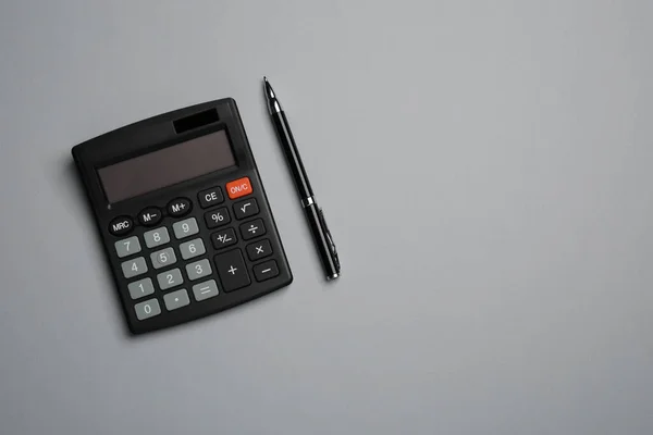Calculator Pen Lichtgrijze Achtergrond Vlak Met Ruimte Voor Tekst — Stockfoto