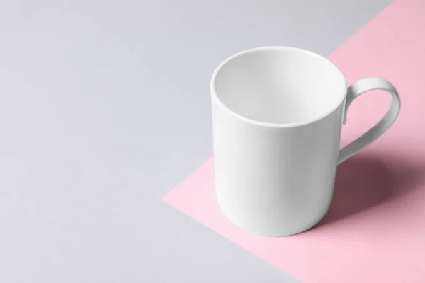 色の背景に白いセラミックマグカップ テキストのためのスペース — ストック写真
