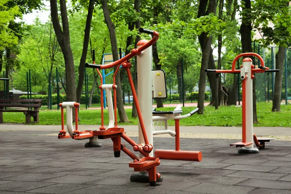 Lege Outdoor Gym Met Steppers Twister Surfer — Stockfoto